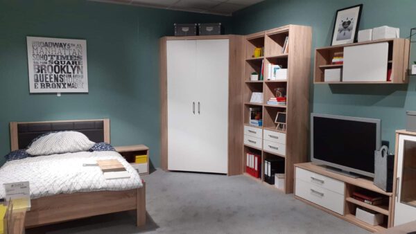 Jugendzimmer Luna: Modernes Zimmer mit Bett, Kleiderschrank, Regalen, TV und Kunst, dekoriert in neutralen Farben.