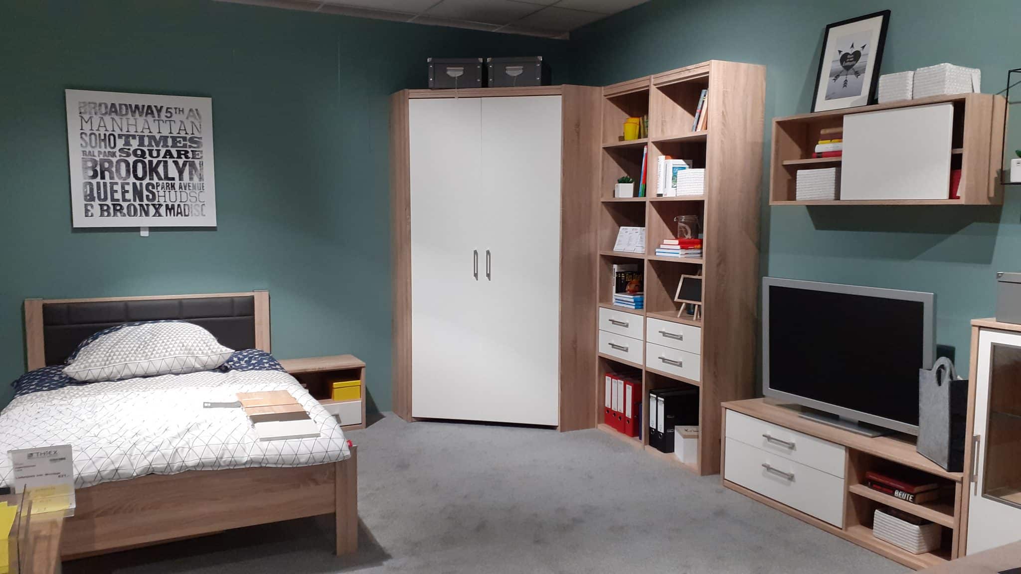 Jugendzimmer Luna: Modernes Zimmer mit Bett, Kleiderschrank, Regalen, TV und Kunst, dekoriert in neutralen Farben.