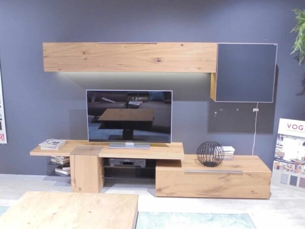 Wohnprogramm Valpin: Modernes TV-Möbel aus Holz mit Regalen, Schubladen, Büchern, Flachbildfernseher und schwarzem Drahtkugeldekor.