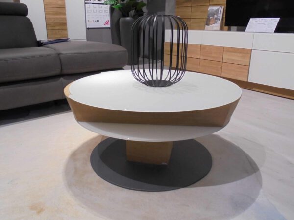 Der Couchtisch Vmontanara hat eine weiße Platte, eine Holzkante und einen schwarzen Drahtfuß für einen modernen Wohnbereich.