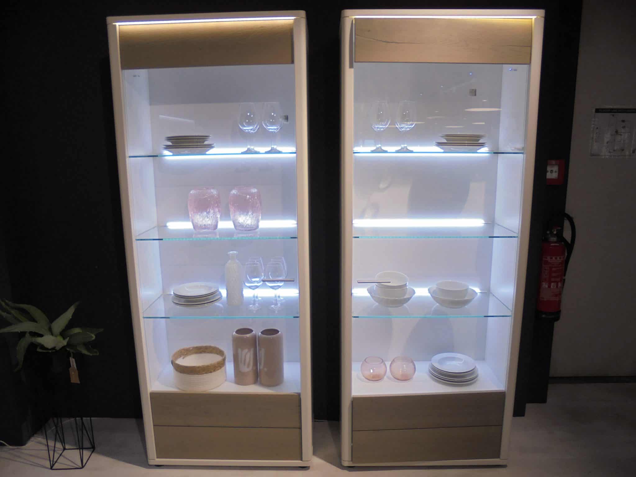 Zwei Vitrinen Viviano 9238 + 9228 mit Glasböden präsentieren Gläser, Teller und Deko in einem modernen Ambiente.