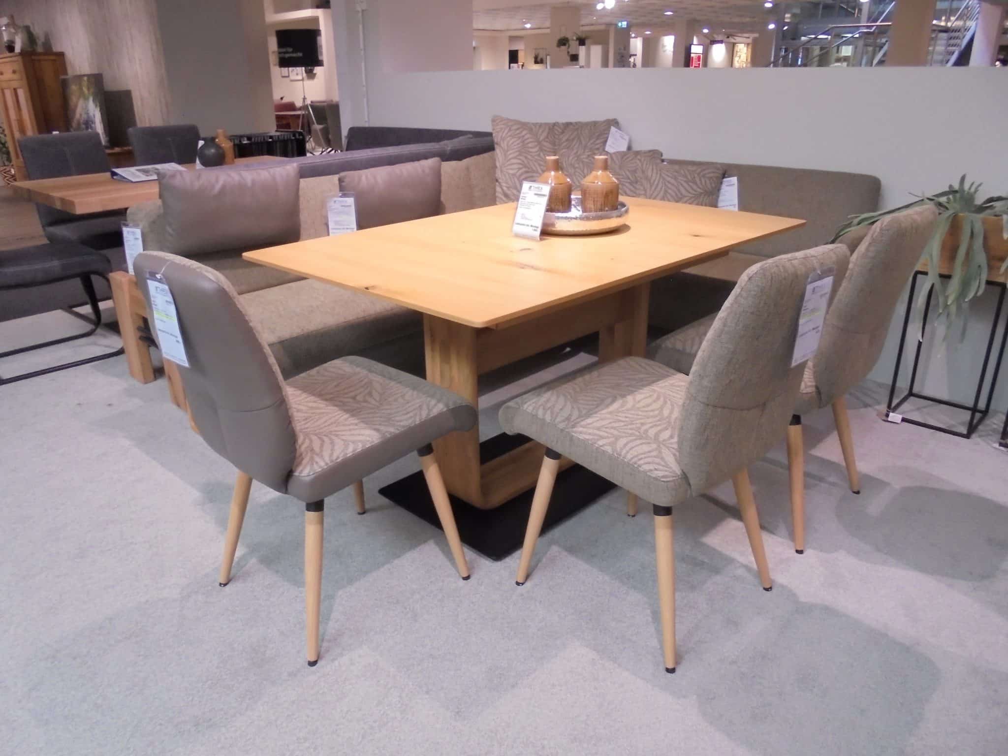 Die Eckbankgruppe Mikkado ist eine moderne Essgruppe mit Holztisch, gepolsterten Stühlen und Eckbank.