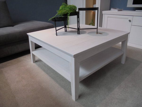 Couchtisch WM Casa 220, ein weißer quadratischer Couchtisch mit unterer Ablage, ausgestellt in einem modernen Wohnzimmer.