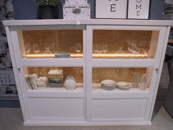 Vitrine WM Casa 220: weiße Vitrine mit Glastüren, Einlegeböden für Glaswaren, Bücher, Teller und Vasen, innen sanft beleuchtet.