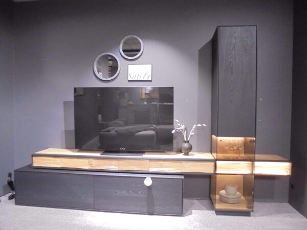 Modernes Wohnzimmer mit Wohnprogramm Kilva TV-Ständer, Regalen, Wandkunst und Dekoration.