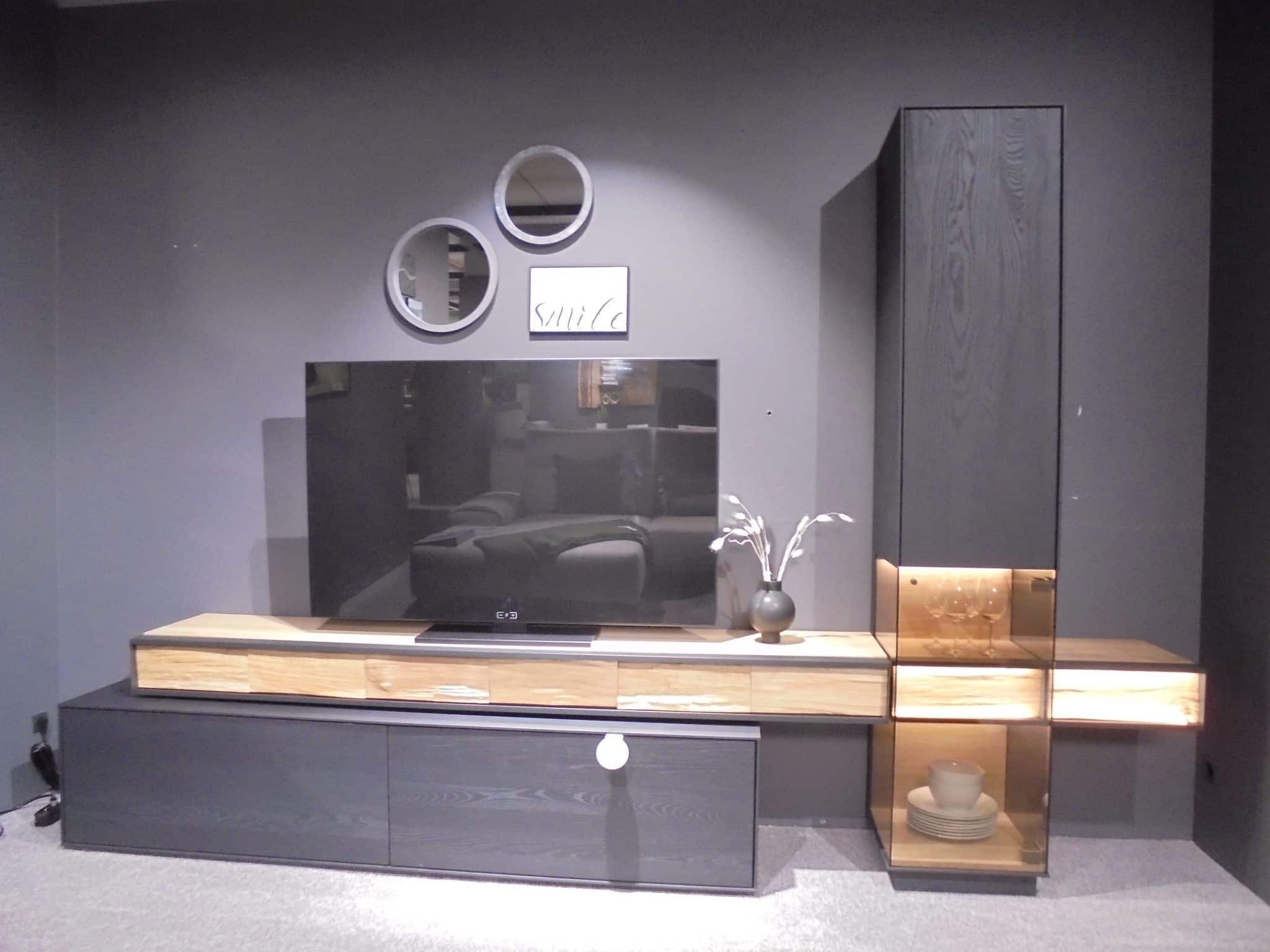 Modernes Wohnzimmer mit Wohnprogramm Kilva TV-Ständer, Regalen, Wandkunst und Dekoration.