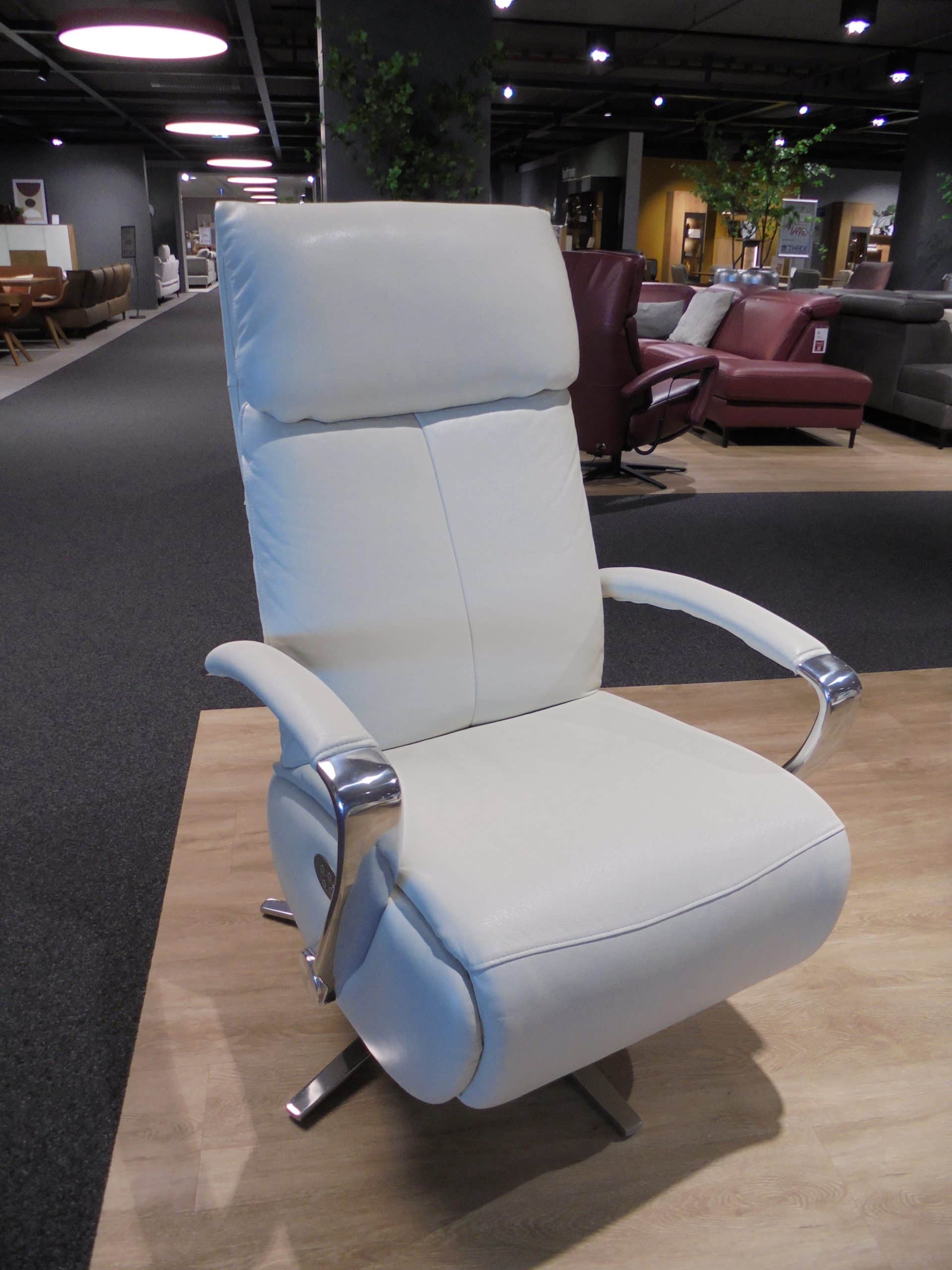 Fernsehsessel Rumbaa in Leder cream white inkl. Doppelmotor mit Akku bei Möbelhaus Thiex im Abverkauf über 30 % reduziert.