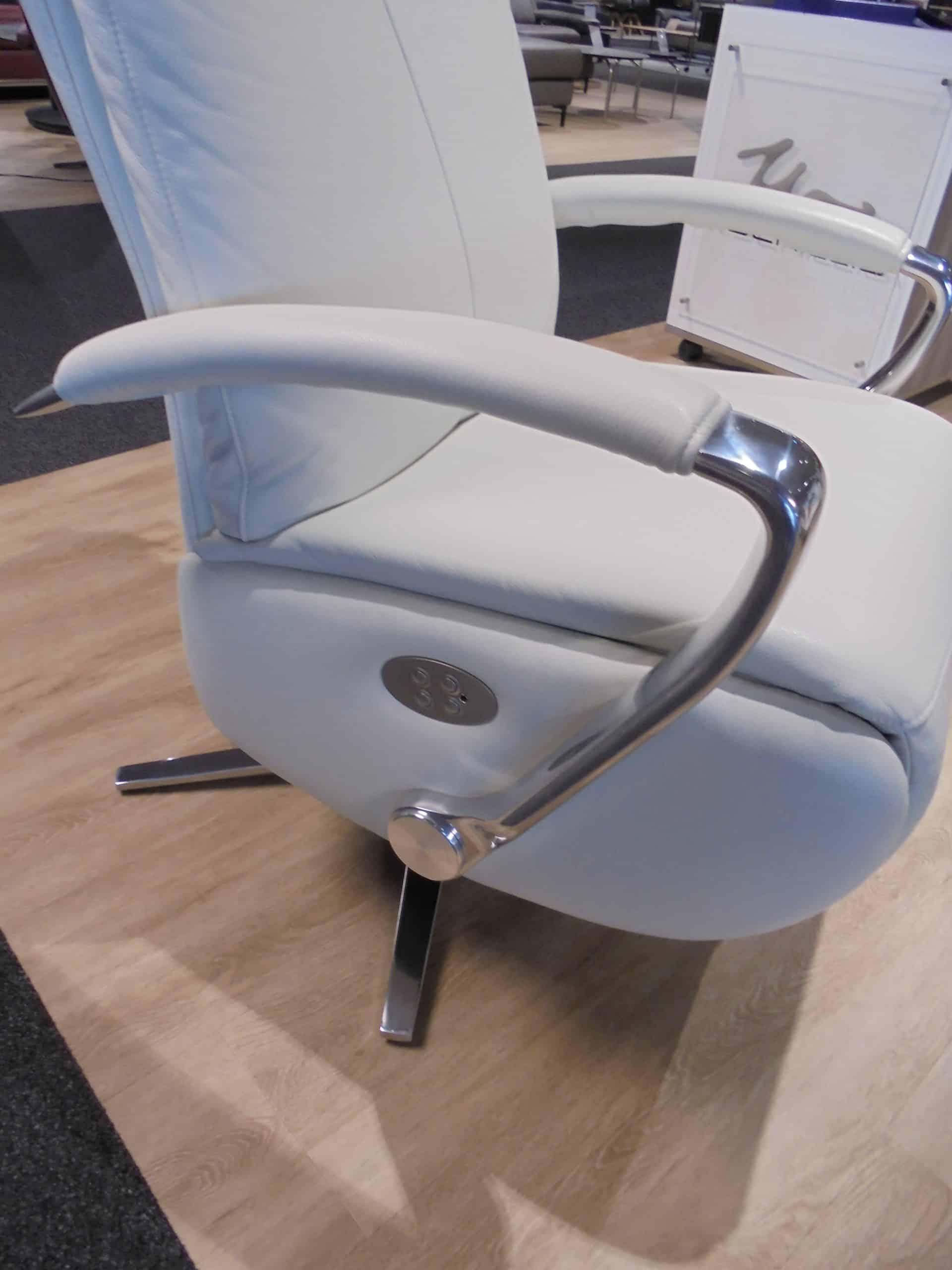 Fernsehsessel Rumbaa in Leder cream white inkl. Doppelmotor mit Akku bei Möbelhaus Thiex im Abverkauf über 30 % reduziert.