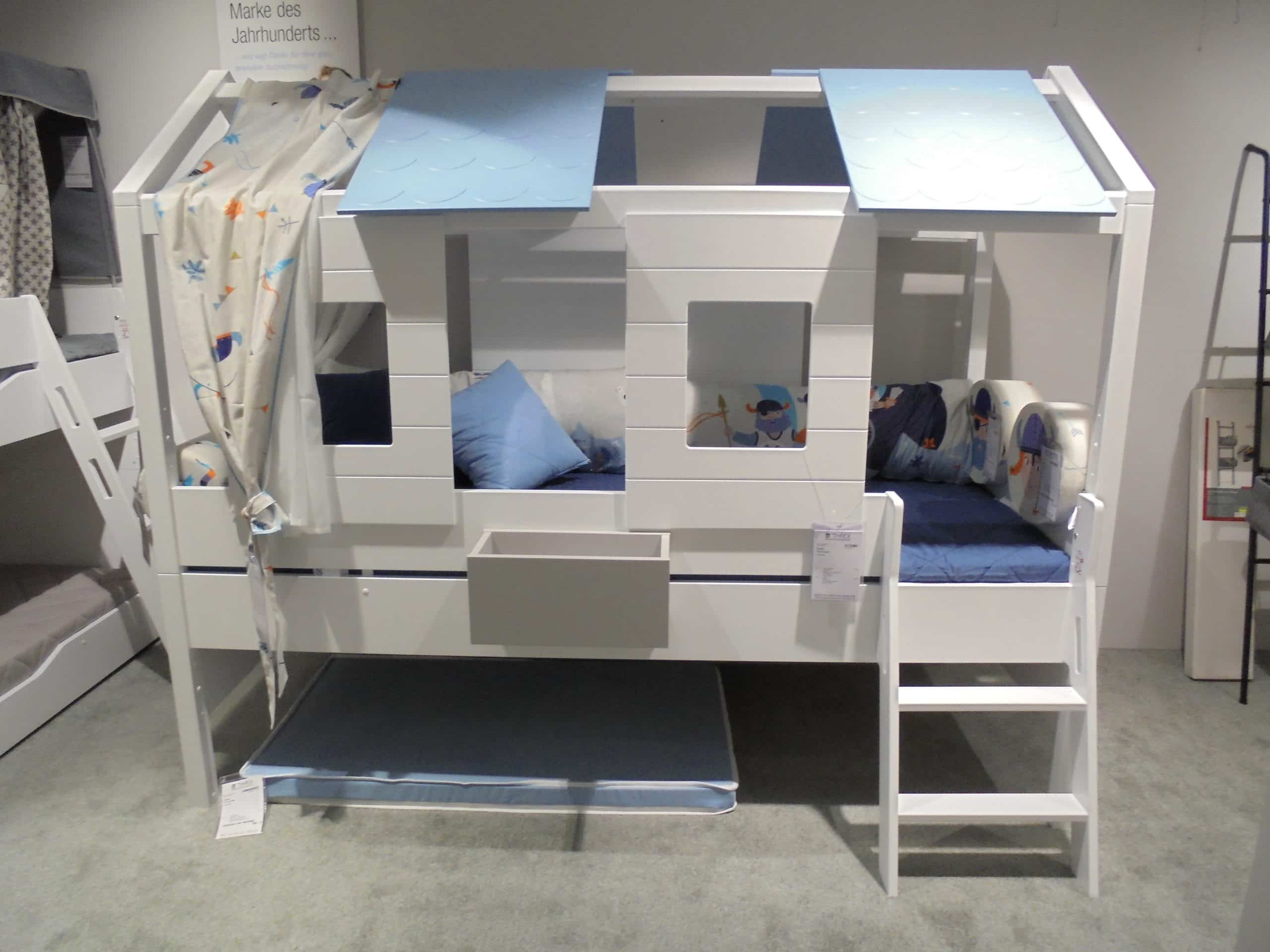 Kojen-Spielbett Tiny House inkl. Zubehör bei Möbelhaus Thiex im Abverkauf über 30 % reduziert.