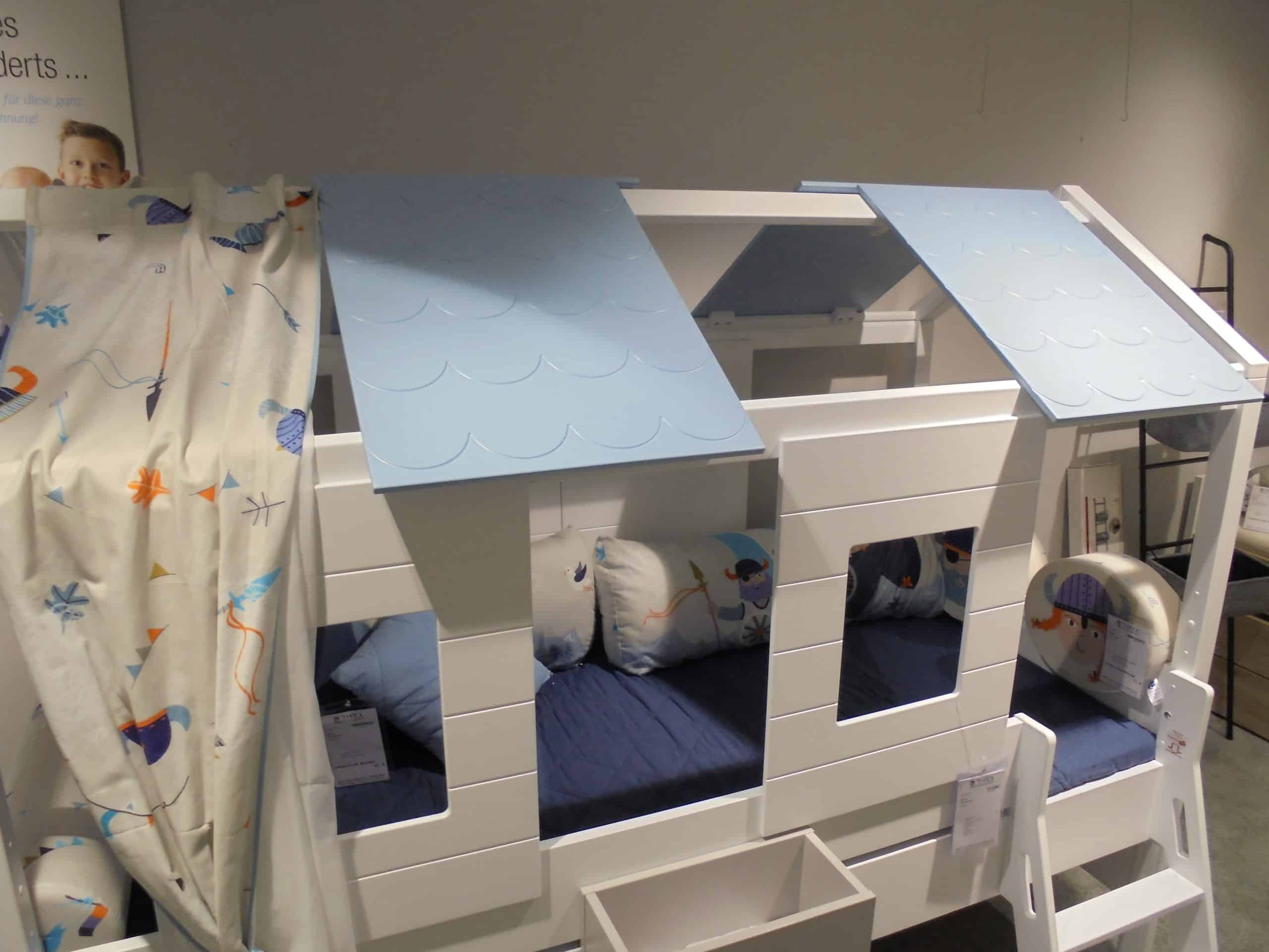 Kojen-Spielbett Tiny House inkl. Zubehör bei Möbelhaus Thiex im Abverkauf über 30 % reduziert.