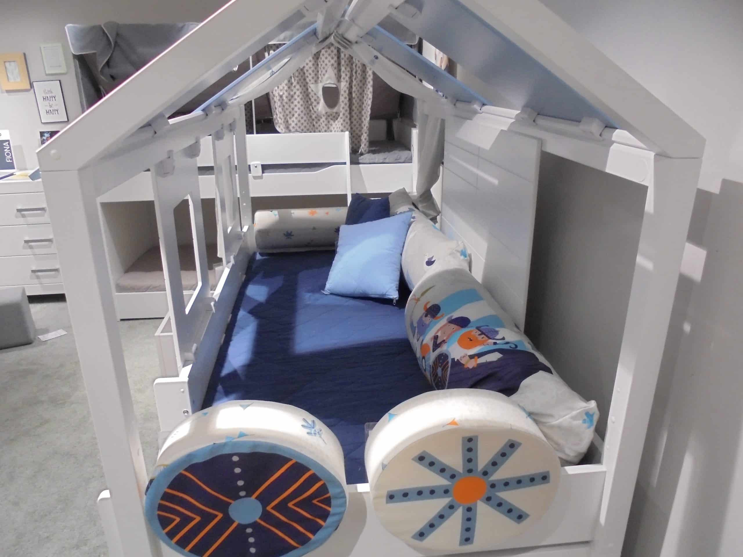 Kojen-Spielbett Tiny House inkl. Zubehör bei Möbelhaus Thiex im Abverkauf über 30 % reduziert.