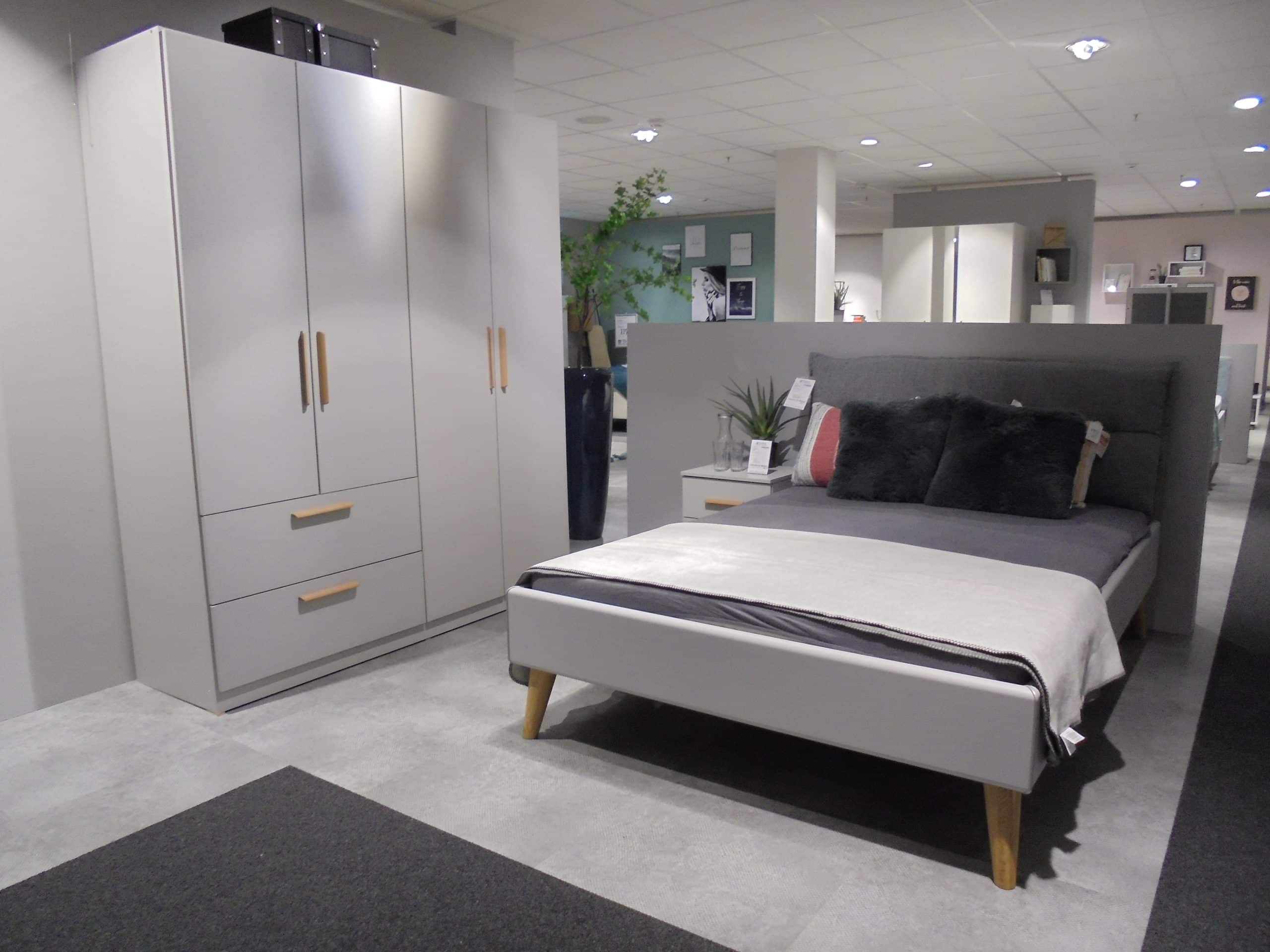 Schlafzimmer Skandi in Seidengrau bestehend aus Kleiderschrank, Bett und Nachttisch, bei Möbelhaus Thiex im Abverkauf über 30 % reduziert.