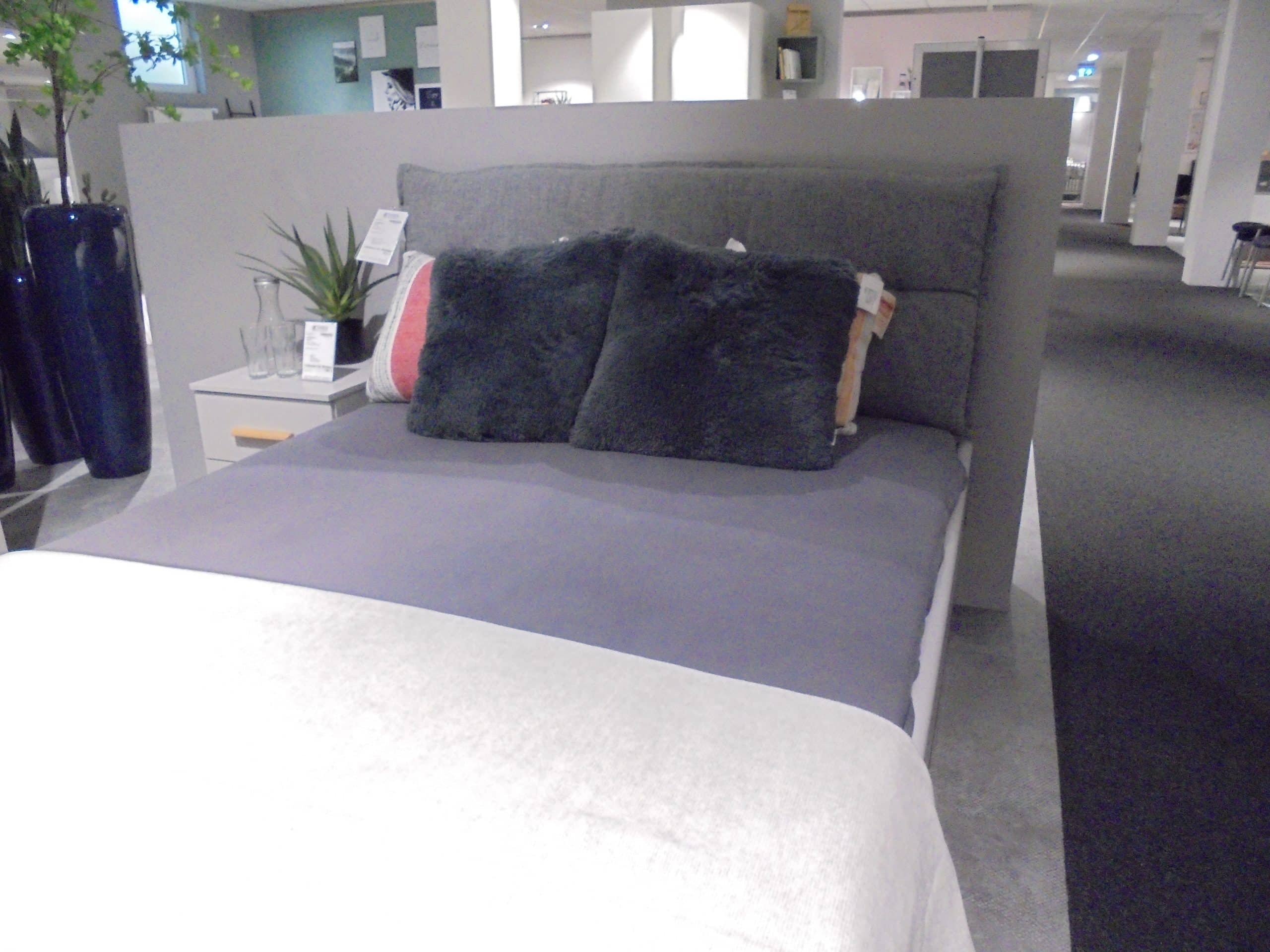 Schlafzimmer Skandi in Seidengrau bestehend aus Kleiderschrank, Bett und Nachttisch, bei Möbelhaus Thiex im Abverkauf über 30 % reduziert.