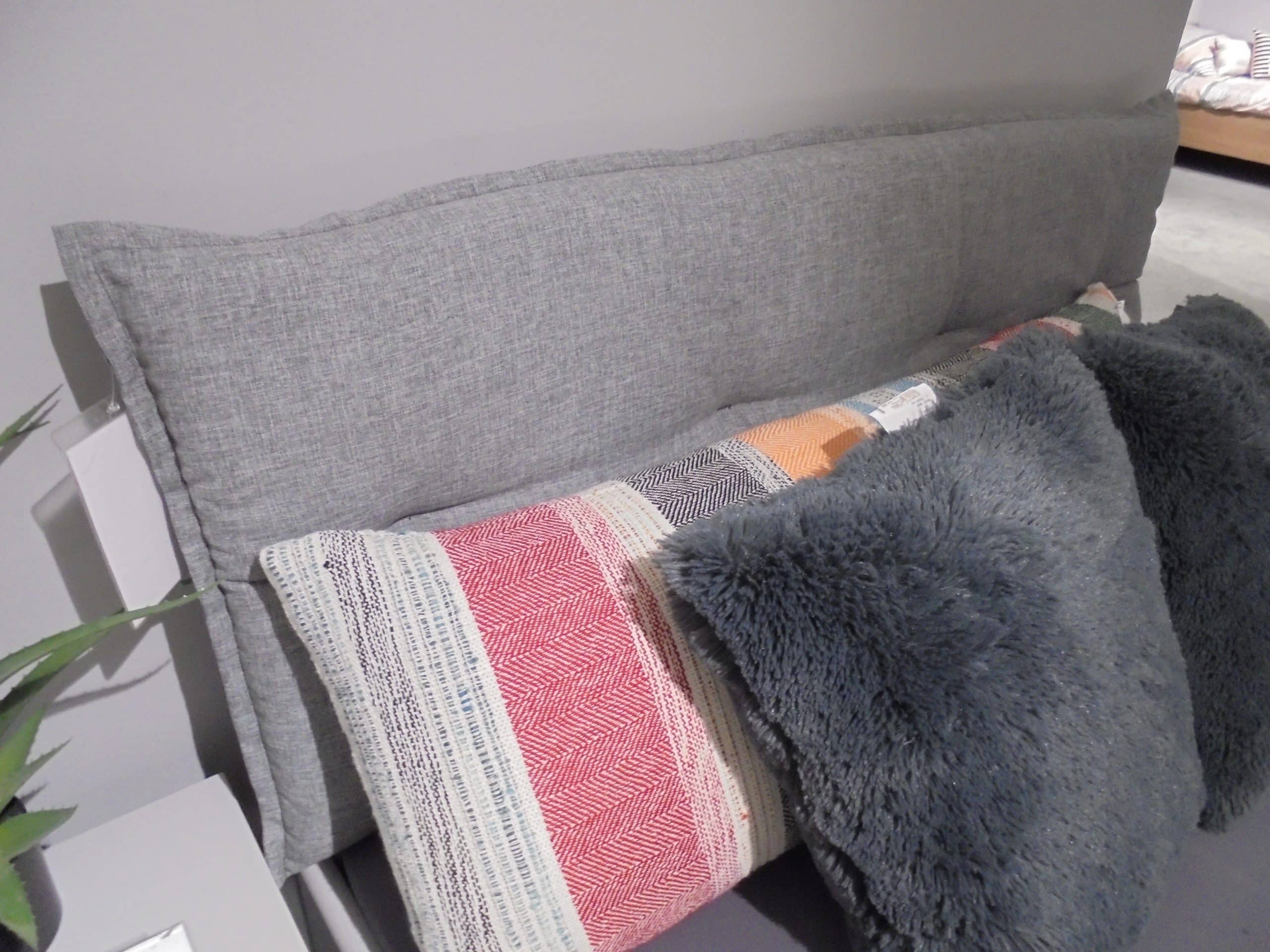 Schlafzimmer Skandi in Seidengrau bestehend aus Kleiderschrank, Bett und Nachttisch, bei Möbelhaus Thiex im Abverkauf über 30 % reduziert.