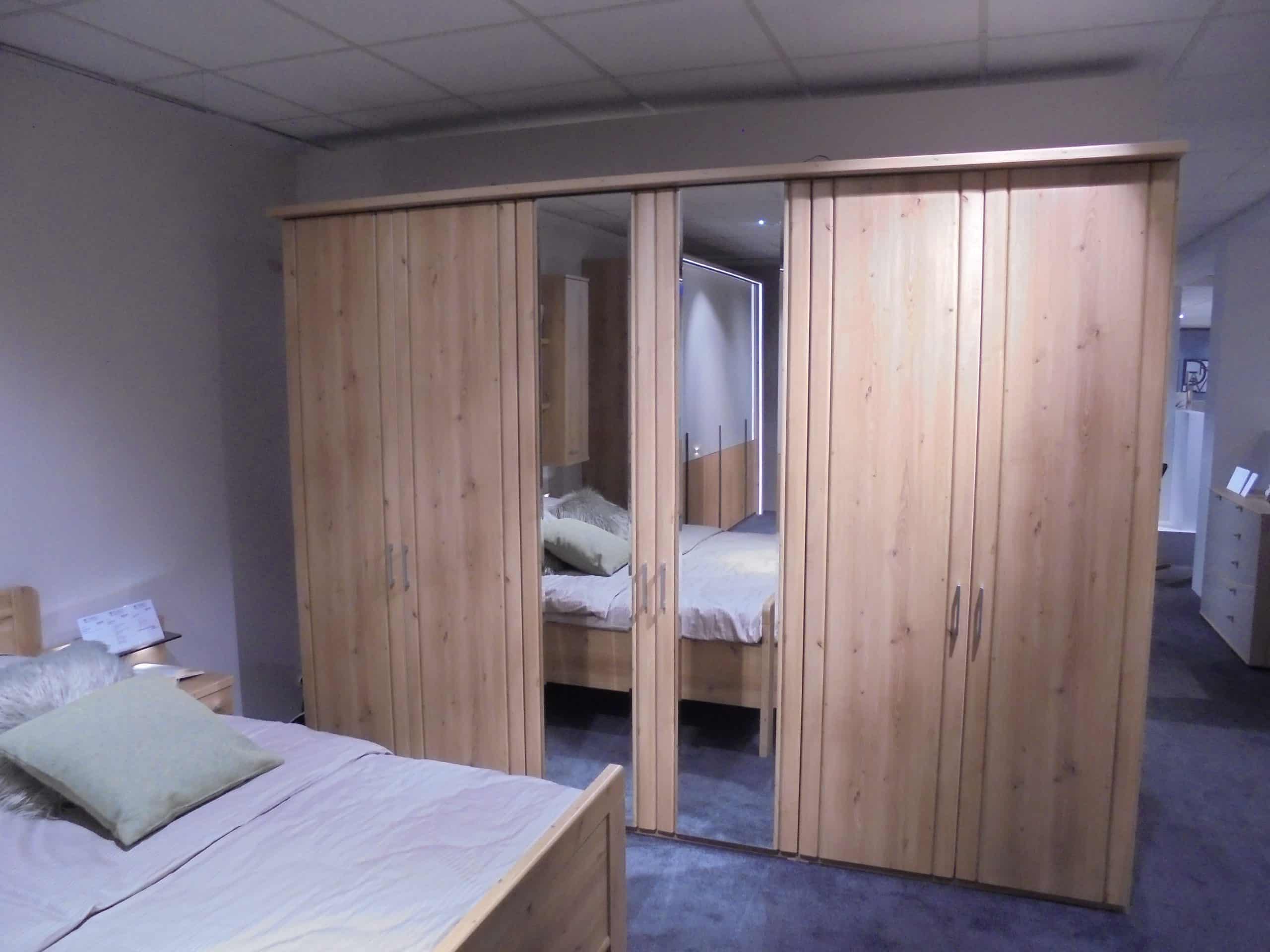 Schlafzimmer Mainau 2 in Bianco-Eiche-Nachbildung, bestehend aus Schrank, Bett, Nako-Paar, Hängeschrank und Kommode, inkl. Zubehör, bei Möbelhaus Thiex im Abverkauf über 31 % reduziert.