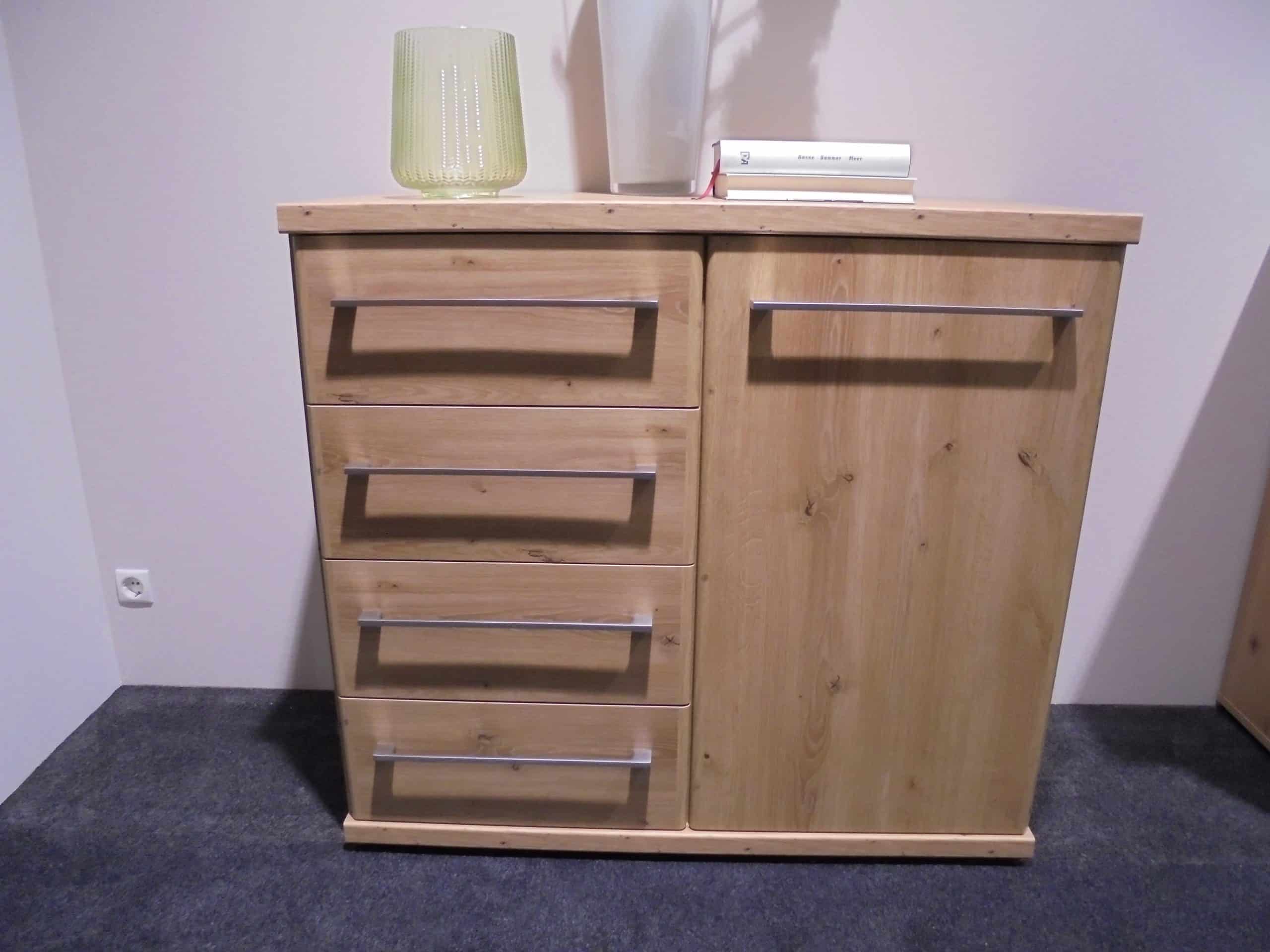 Schlafzimmer Mainau 2 in Bianco-Eiche-Nachbildung, bestehend aus Schrank, Bett, Nako-Paar, Hängeschrank und Kommode, inkl. Zubehör, bei Möbelhaus Thiex im Abverkauf über 31 % reduziert.