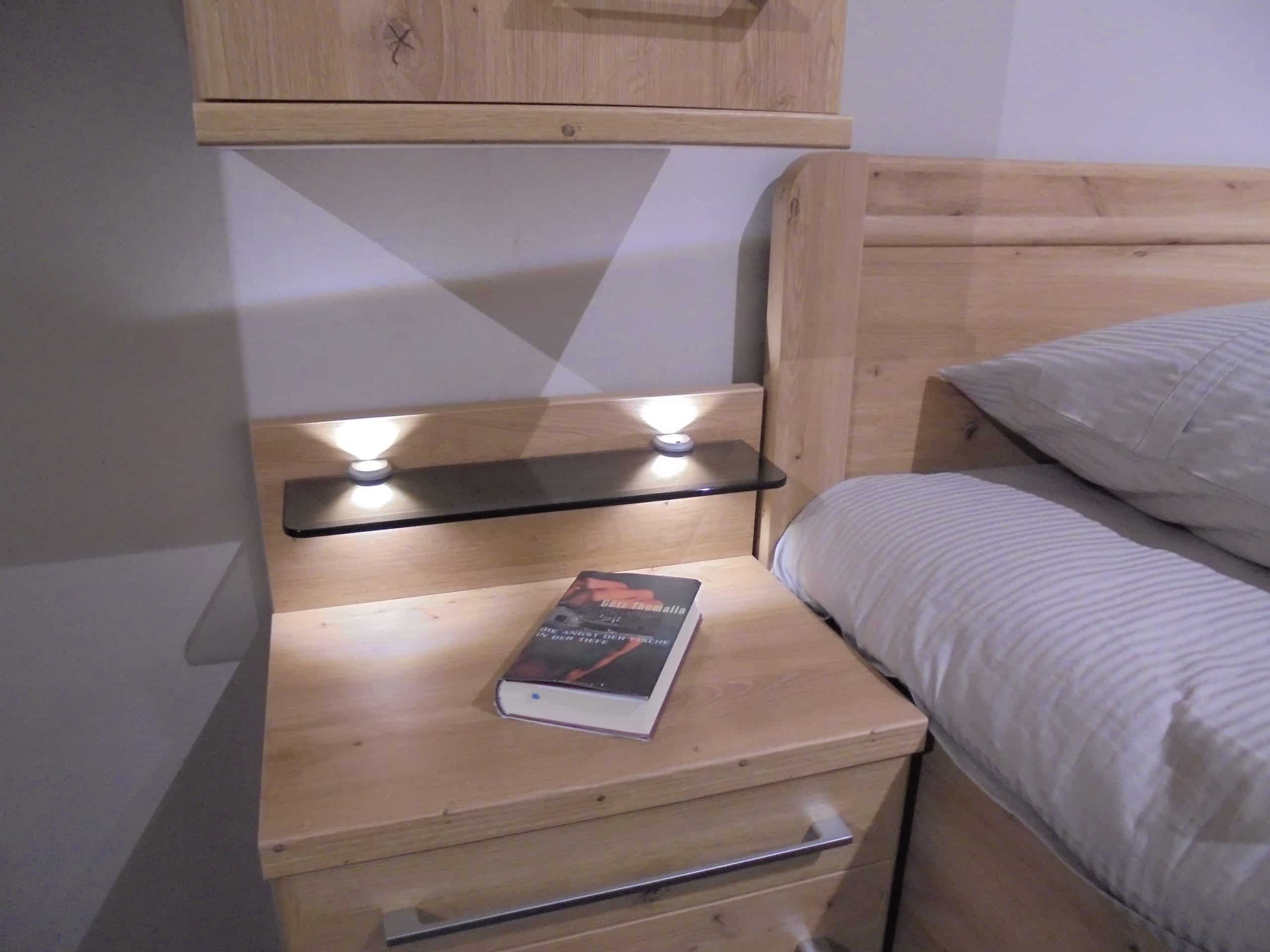 Schlafzimmer Mainau 2 in Bianco-Eiche-Nachbildung, bestehend aus Schrank, Bett, Nako-Paar, Hängeschrank und Kommode, inkl. Zubehör, bei Möbelhaus Thiex im Abverkauf über 31 % reduziert.