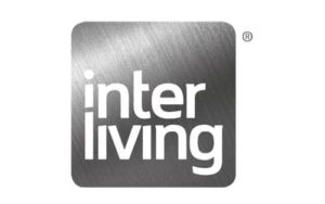 Silbernes quadratisches Logo mit weißem Text, der in Kleinbuchstaben "inter living" lautet, mit einem Hintergrund aus gebürsteter Metallstruktur.
