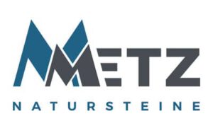 Logo mit blauem und grauem Text: Metz Natursteine und stilisiertem M, das an Bergspitzen erinnert.