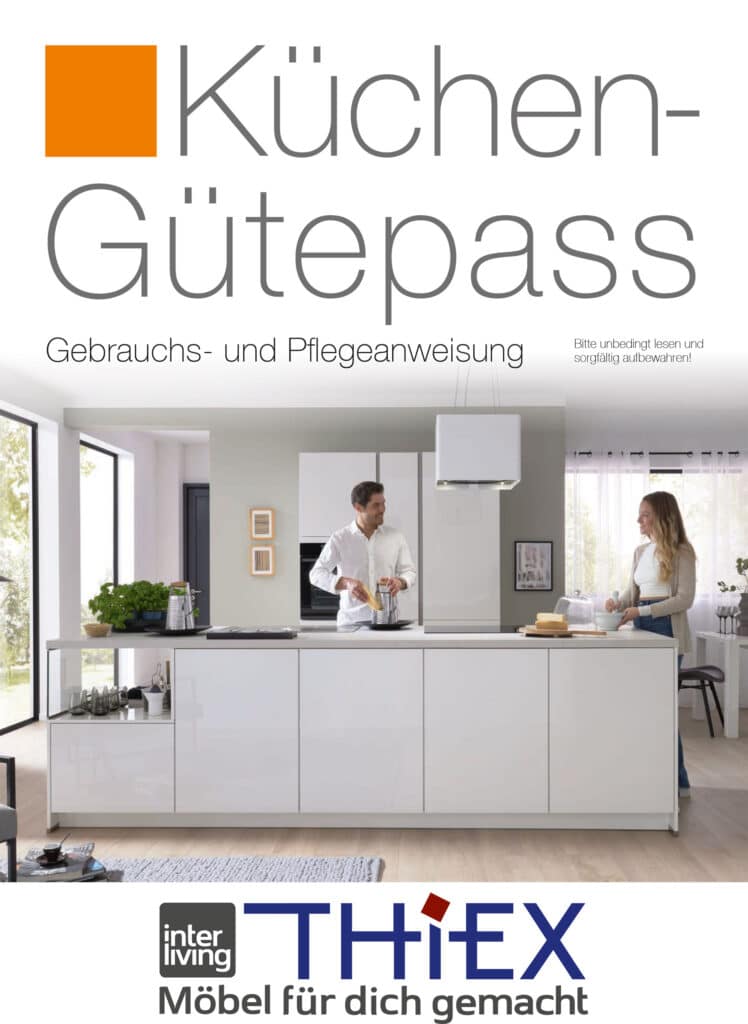Ein Mann und eine Frau bereiten gemeinsam in einer modernen weißen Küche mit deutschem Text oben und unten das Essen zu.