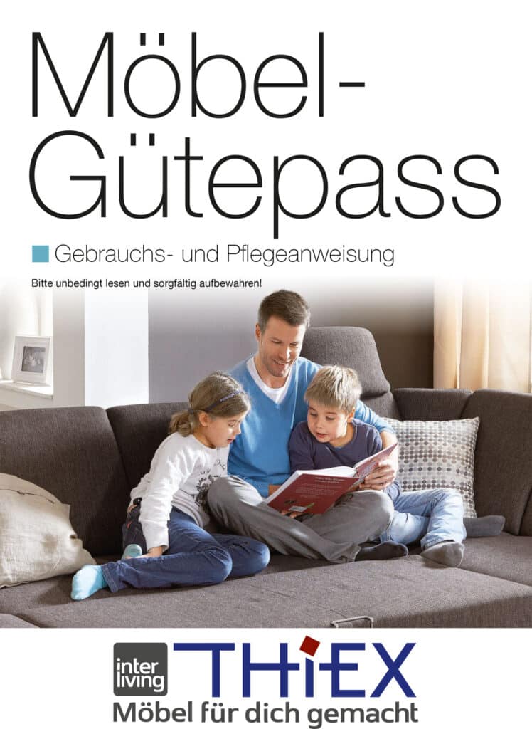 Ein Mann und zwei Kinder lesen gemeinsam auf einem Sofa ein Buch; über ihnen steht ein deutscher Text über Möbelpflege.