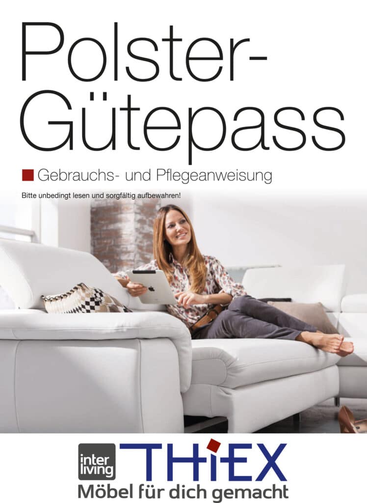 Eine Frau sitzt auf einem weißen Sofa und liest eine Broschüre in einem modernen Wohnzimmer; der Text darüber beschreibt Pflegehinweise für das Sofa.