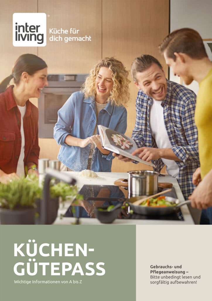 Vier Menschen lachen und kochen gemeinsam in einer modernen Küche, bereiten eine Mahlzeit zu und genießen die Gesellschaft der anderen.