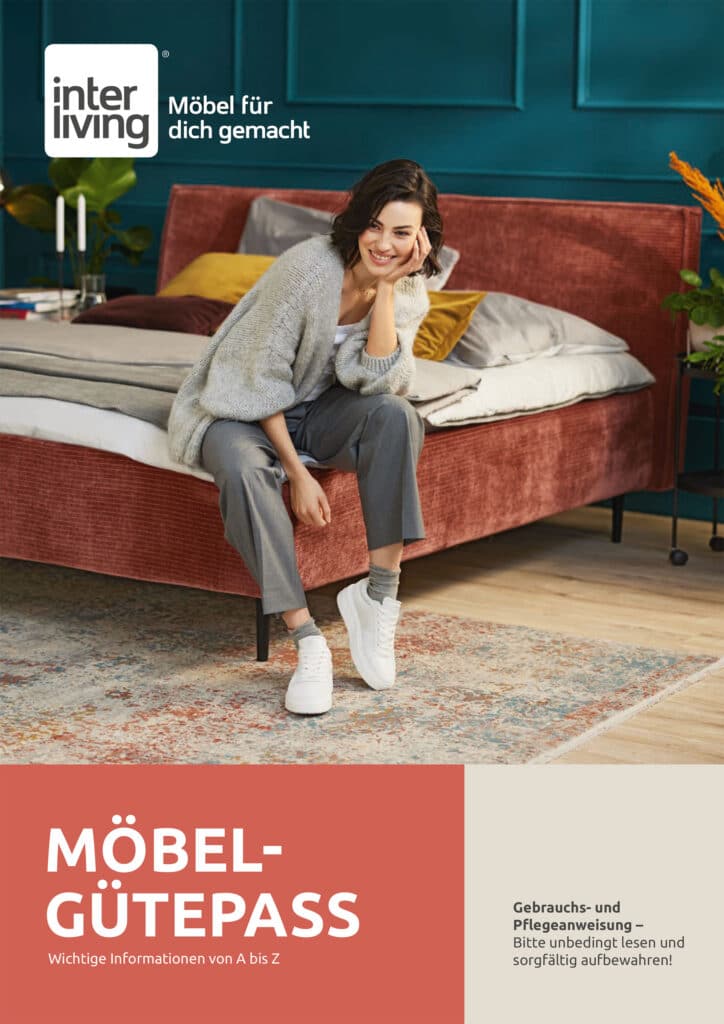Eine lächelnde Frau sitzt auf einem Bett in einem modernen Schlafzimmer mit dem Text "MÖBEL-GÜTEPASS" und dem Interliving-Logo darunter.