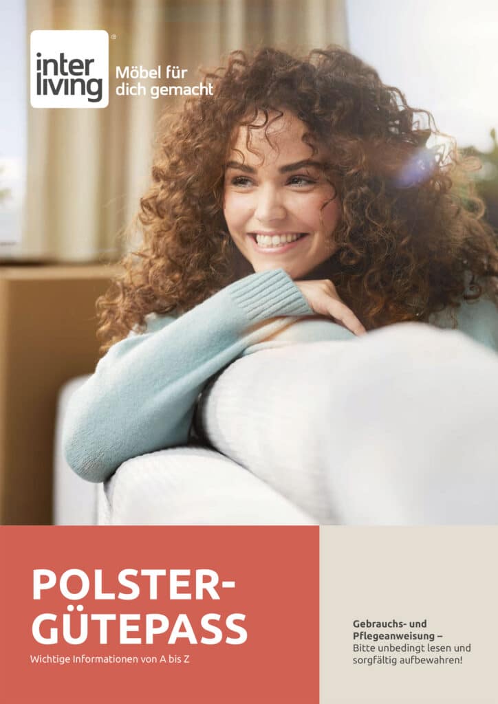 Eine lächelnde Frau mit lockigem Haar lehnt auf einem weißen Sofa; Polster-Gütepass-Schriftzug und Interliving-Logo sind zu sehen.